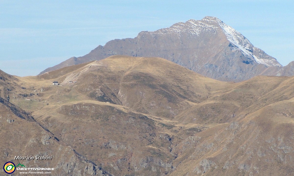 20 Zoom sul Rifugio Grassi e sul Legnone..JPG